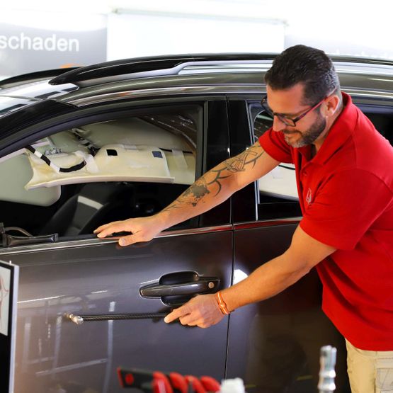 Sowohl große als auch kleine Dellen und Beulen werden beseitigt.