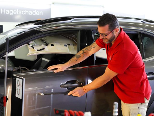 Sowohl große als auch kleine Dellen und Beulen werden beseitigt.
